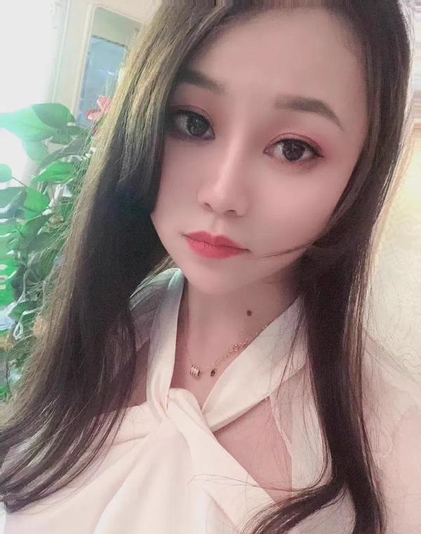 苗条兼职少妇